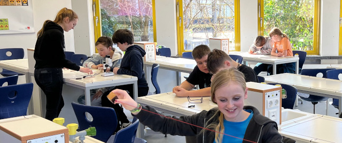 Schüler experimentieren mit Studenten der TH Deggendorf