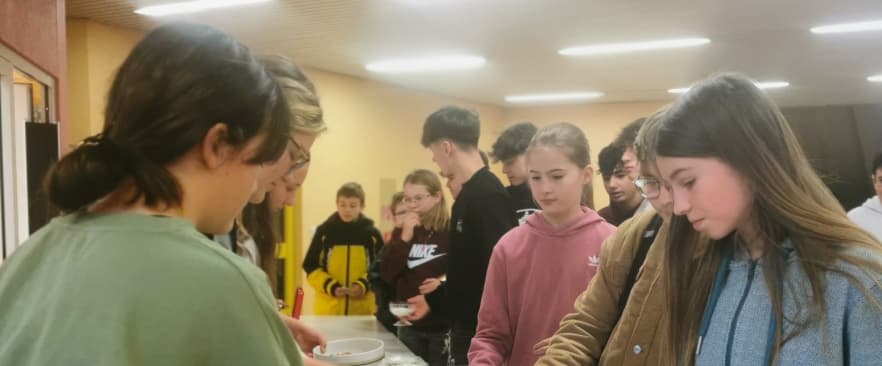 Schüler stehen um ihre gesunde Pause an.