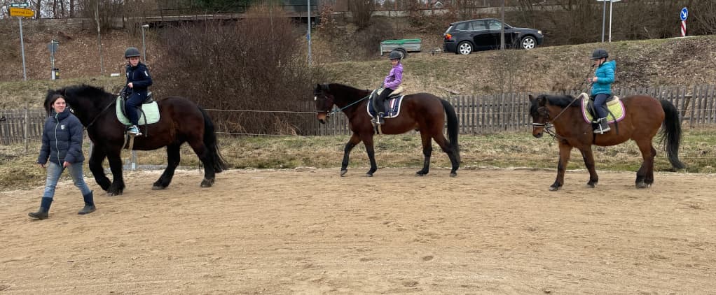 Sportklasse auf dem Reitplatz