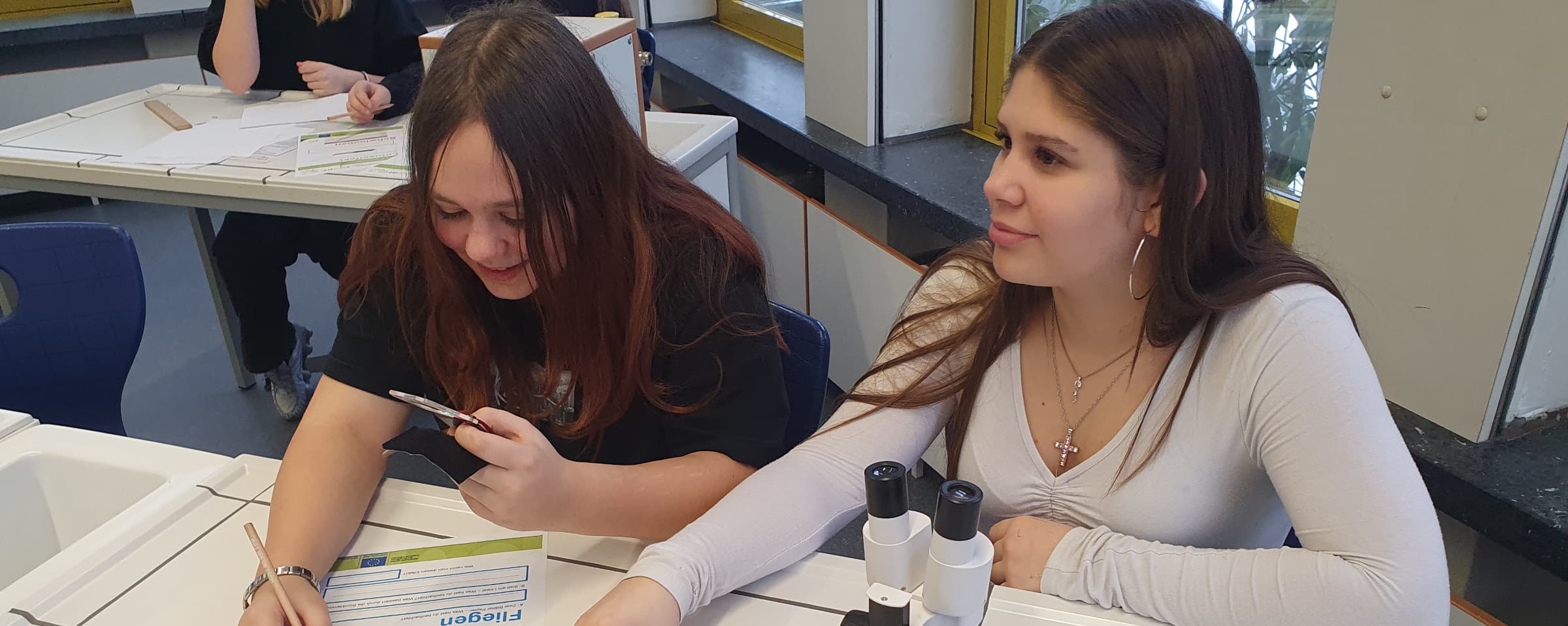 Schülerinnen beim Experiment