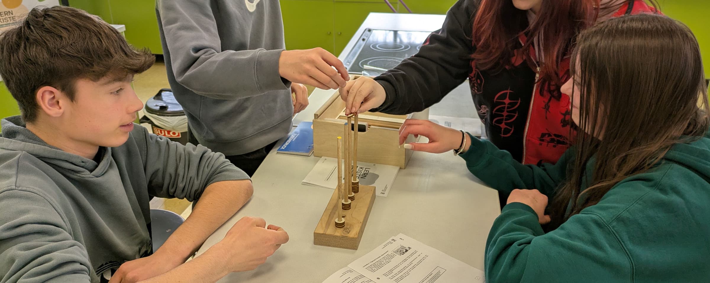 Schüler beim Experiment