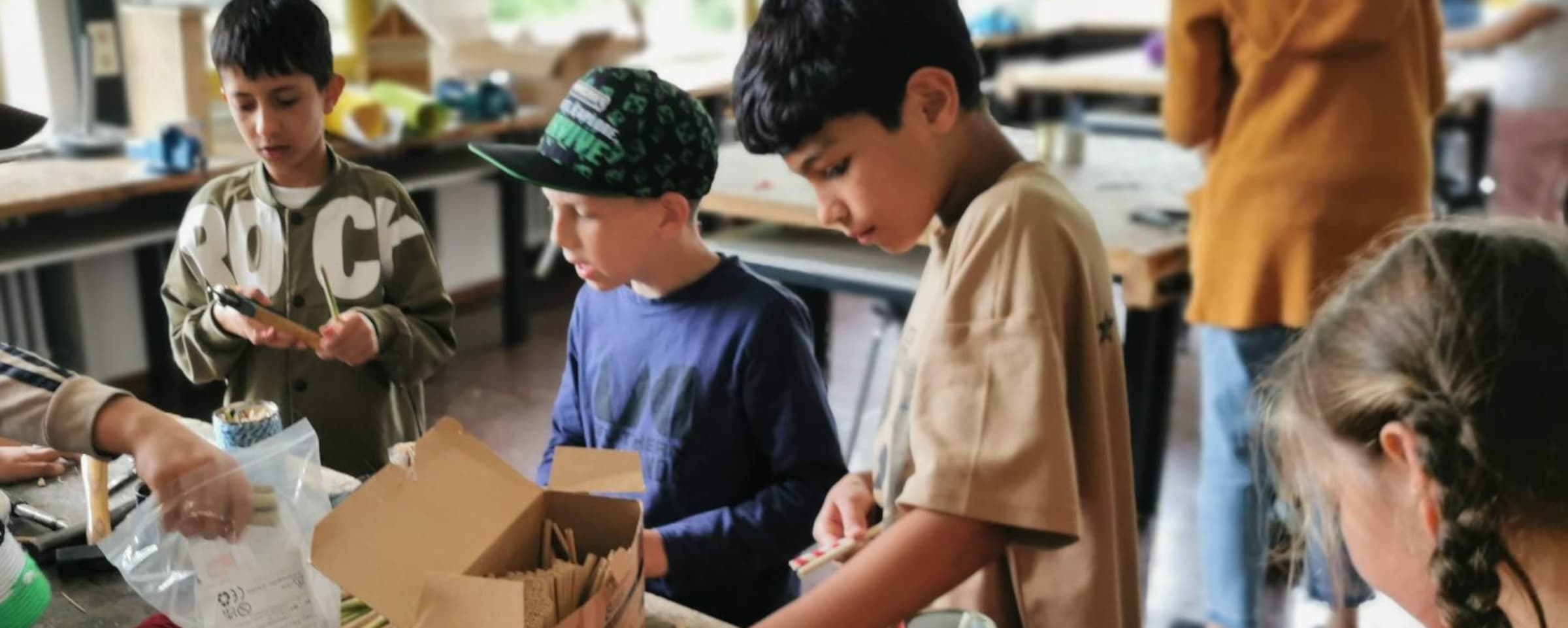 Die Grundschüler beim eifrigen Basteln.