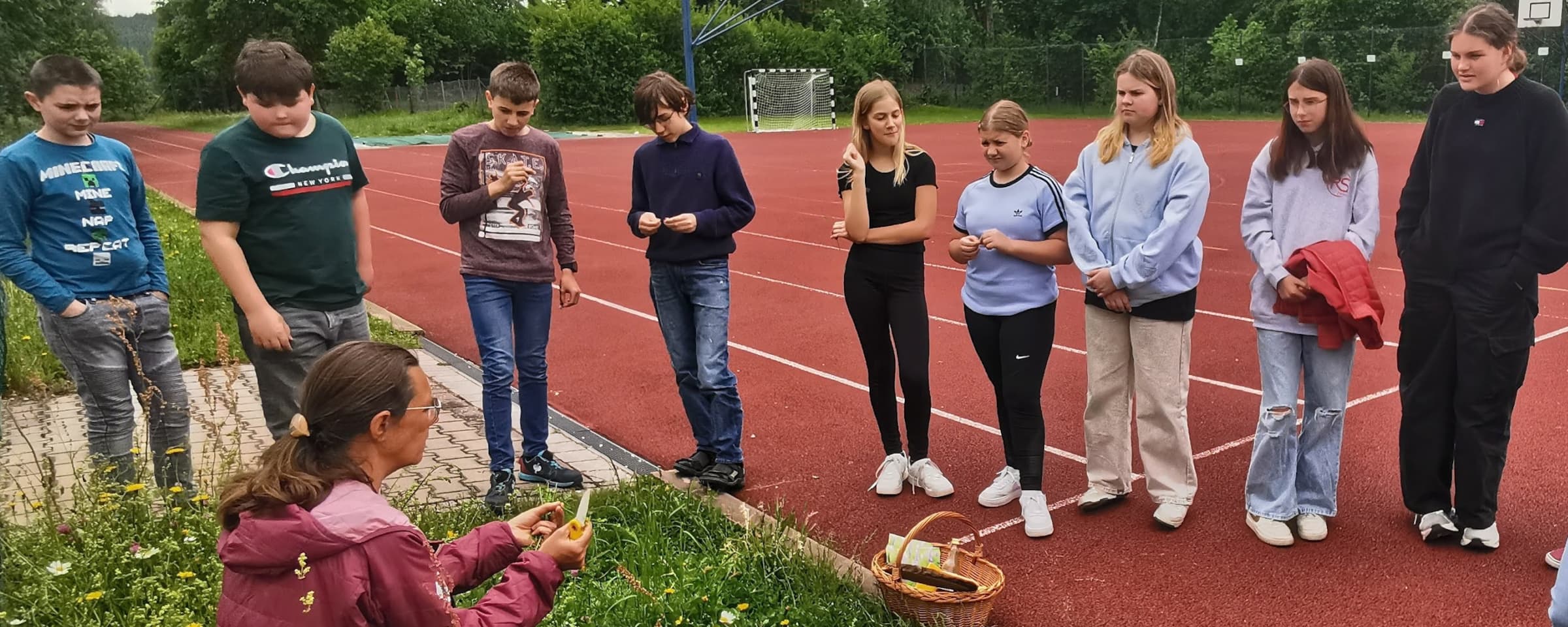 Mitglieder des Wahlfaches Schulgarten erfahren Neues über Kräuter