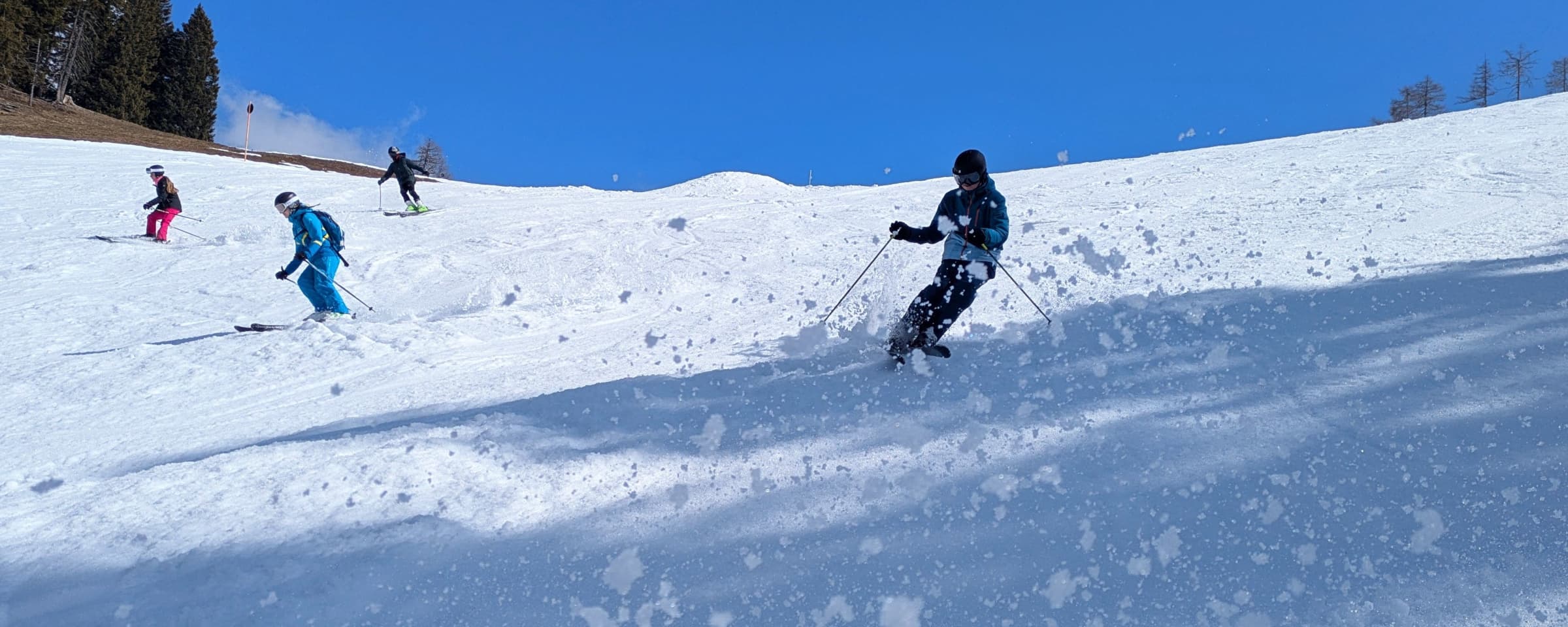 Gekonntes Skifahren der Achtklässler