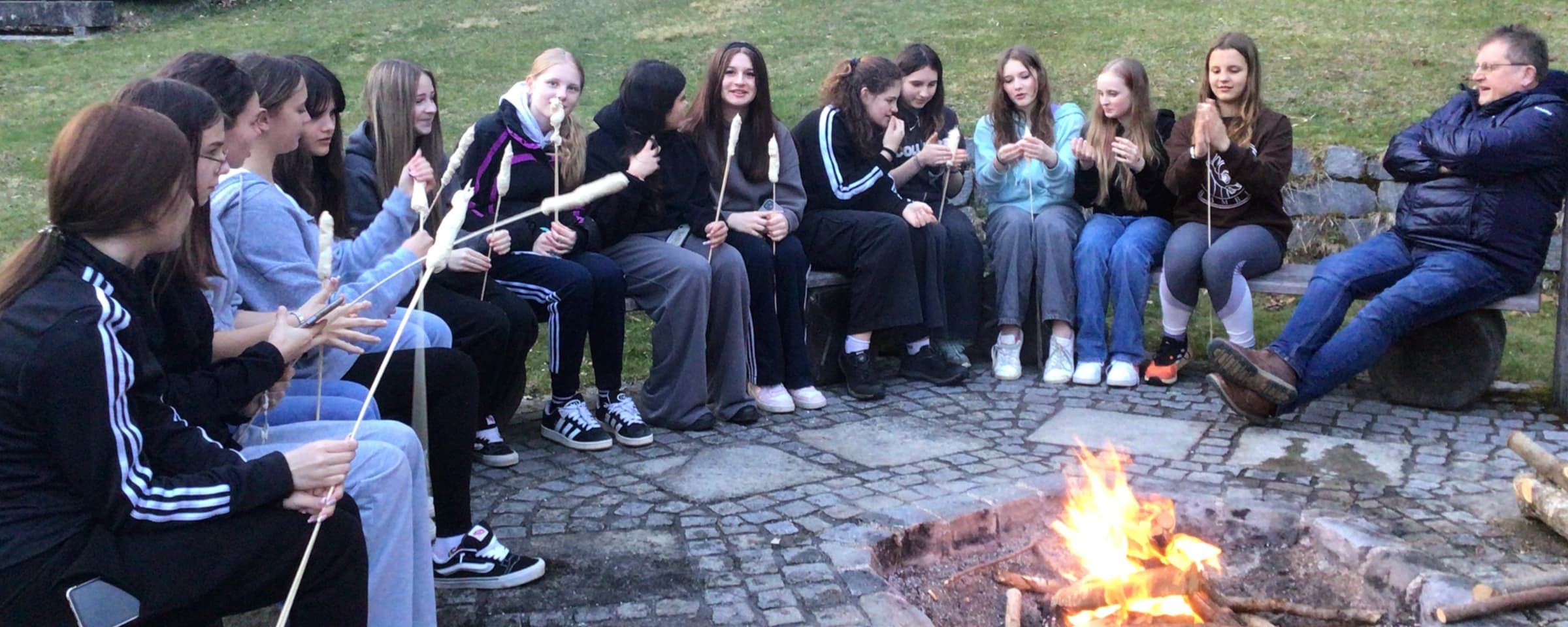 Die Klasse 7b grillt am Lagerfeuer.