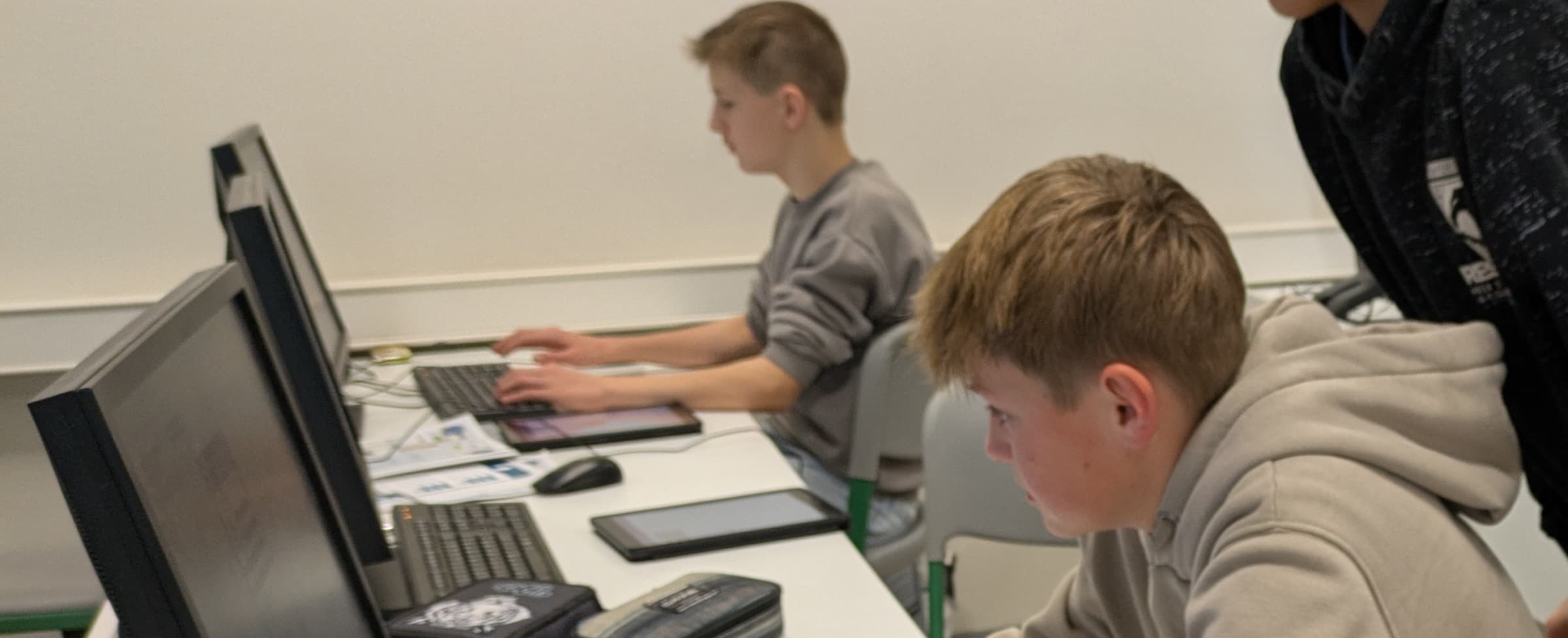 Achtklässler beim eifrigen Programmieren