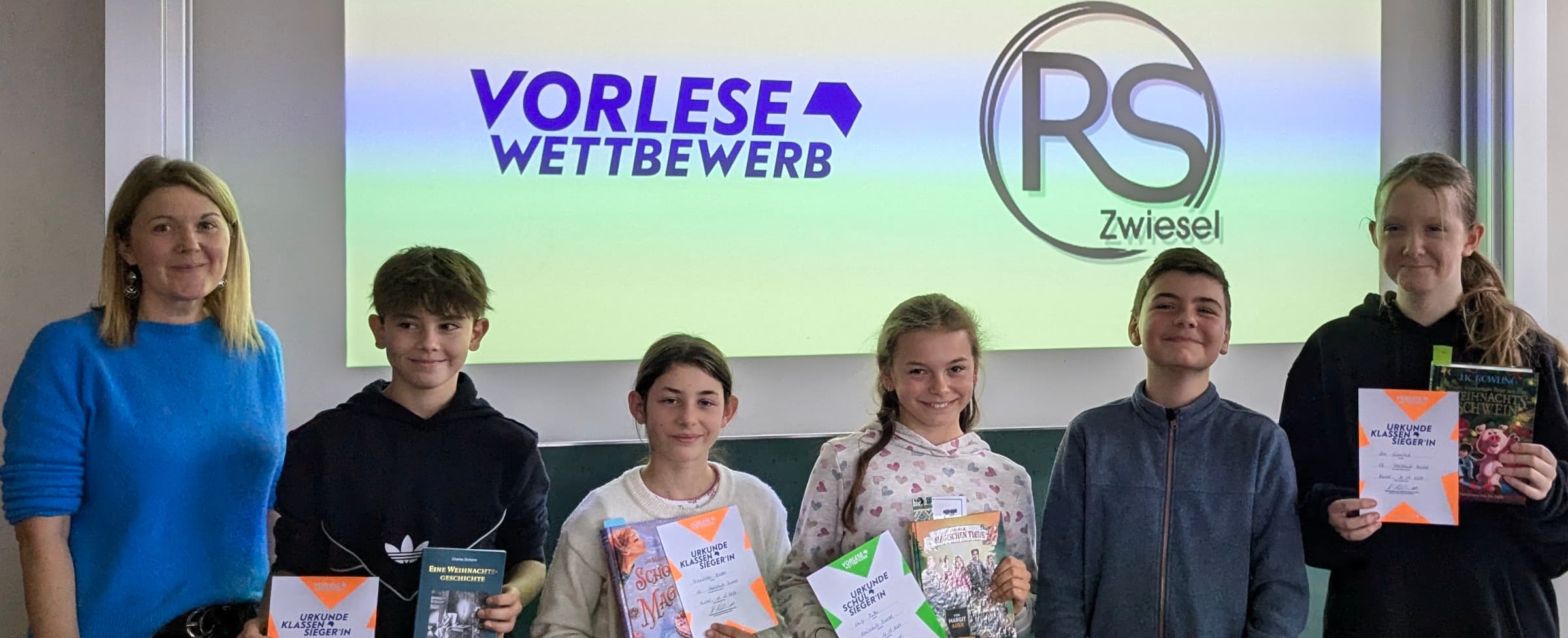 Die erfolgreichen Teilnehmer des Vorlesewettbewerbs mit Organisatorin Katrin Eberl
