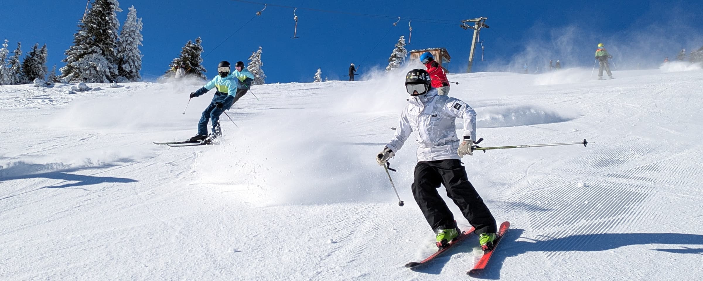 Schüler beim Skifahren