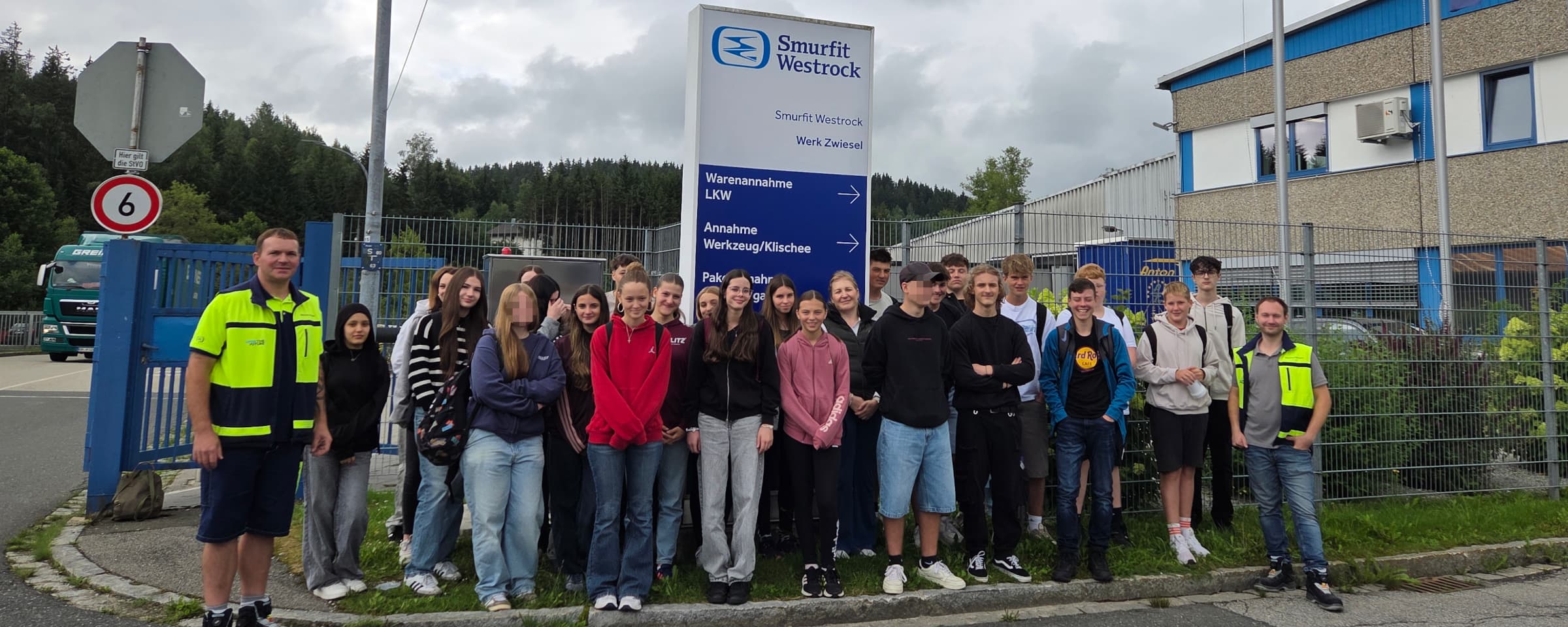 Die Klasse 8b vor dem Firmengelände