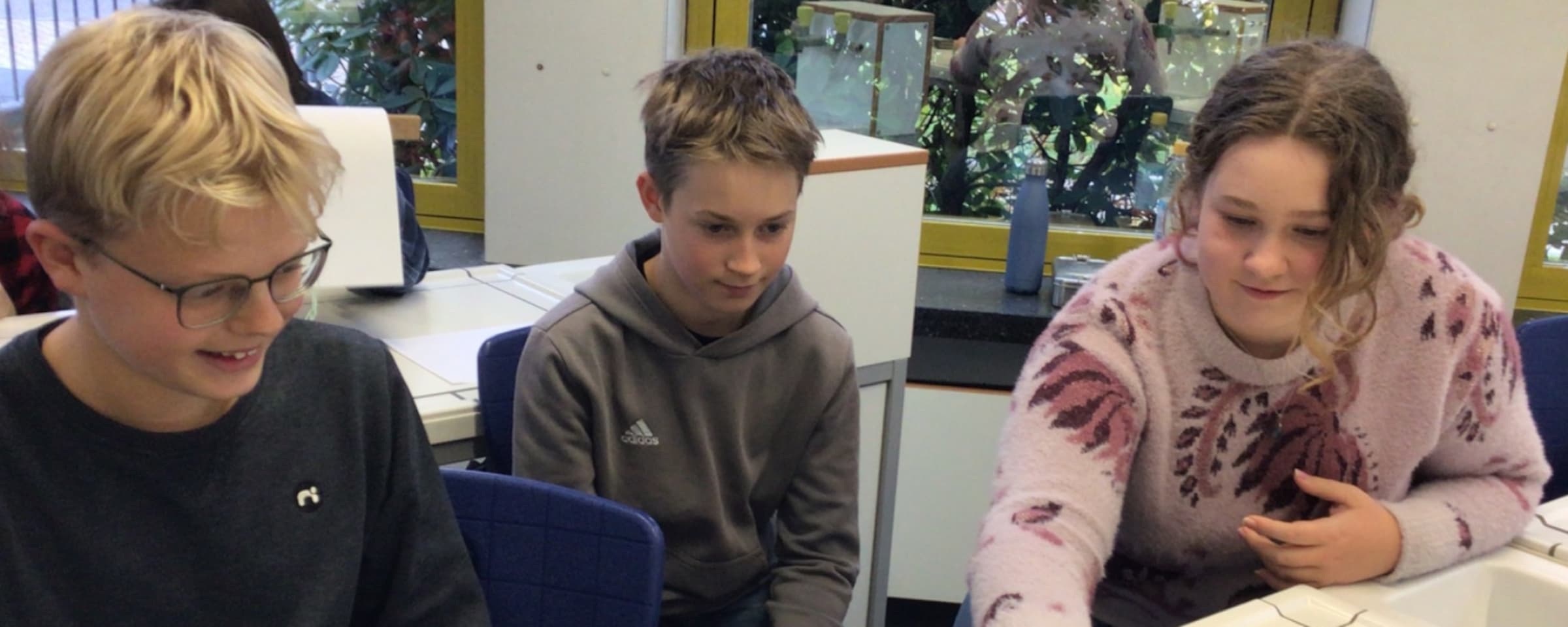 Gespannte Schüler beim Experimentieren