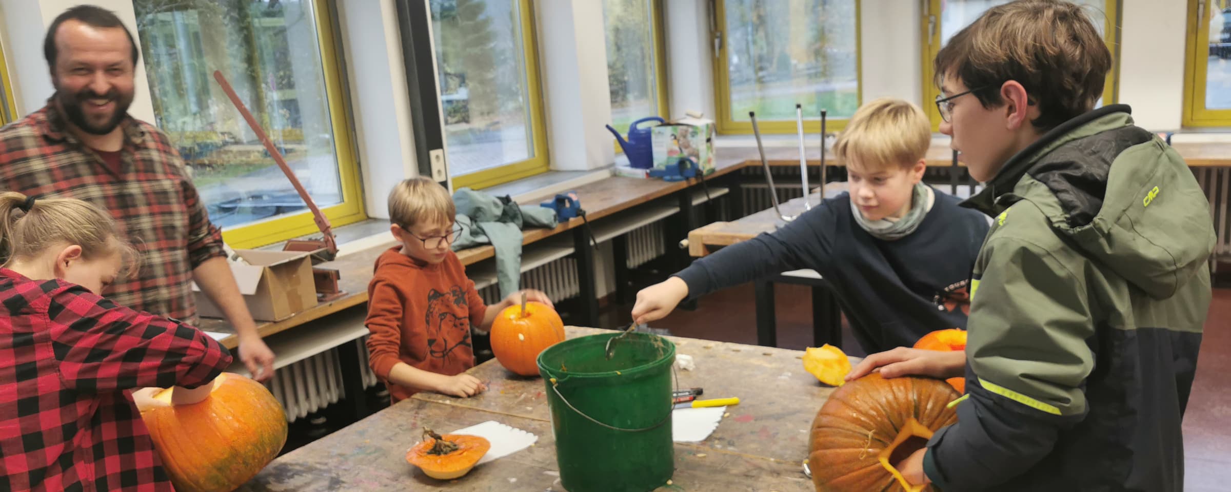 Schüler beim Kürbisschnitzen