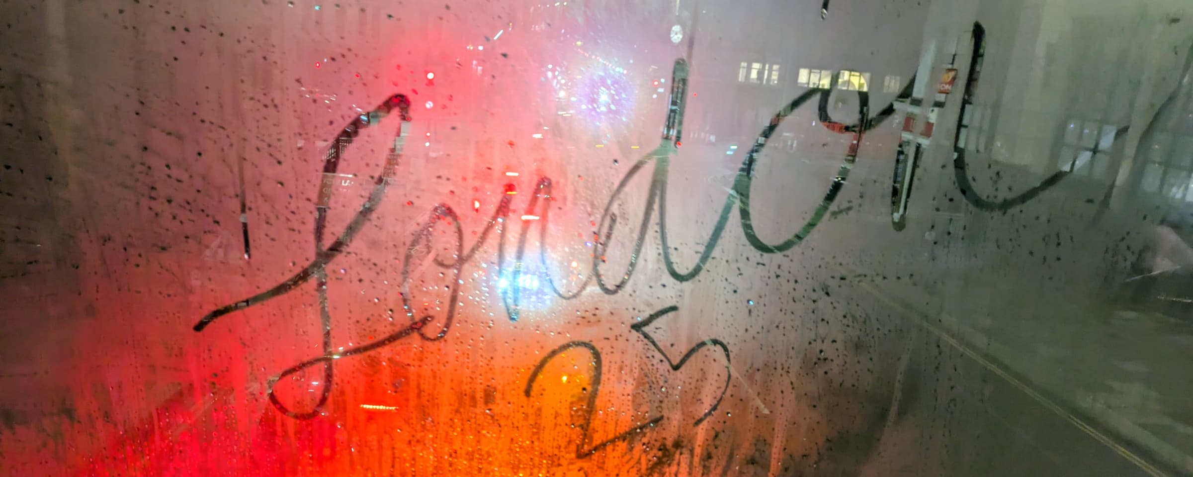 "Ausblick" aus einem roten Doppeldeckerbus.