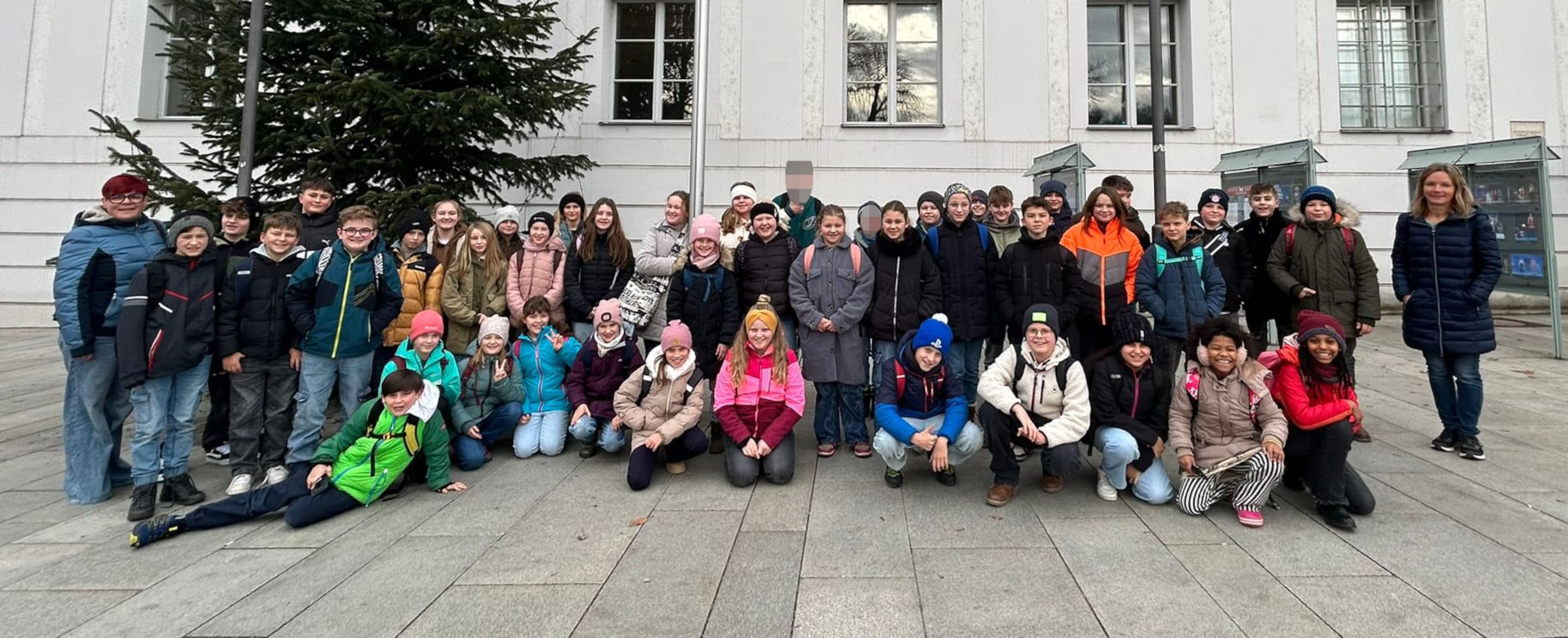 Die beiden 5. Klassen vor dem Theater.