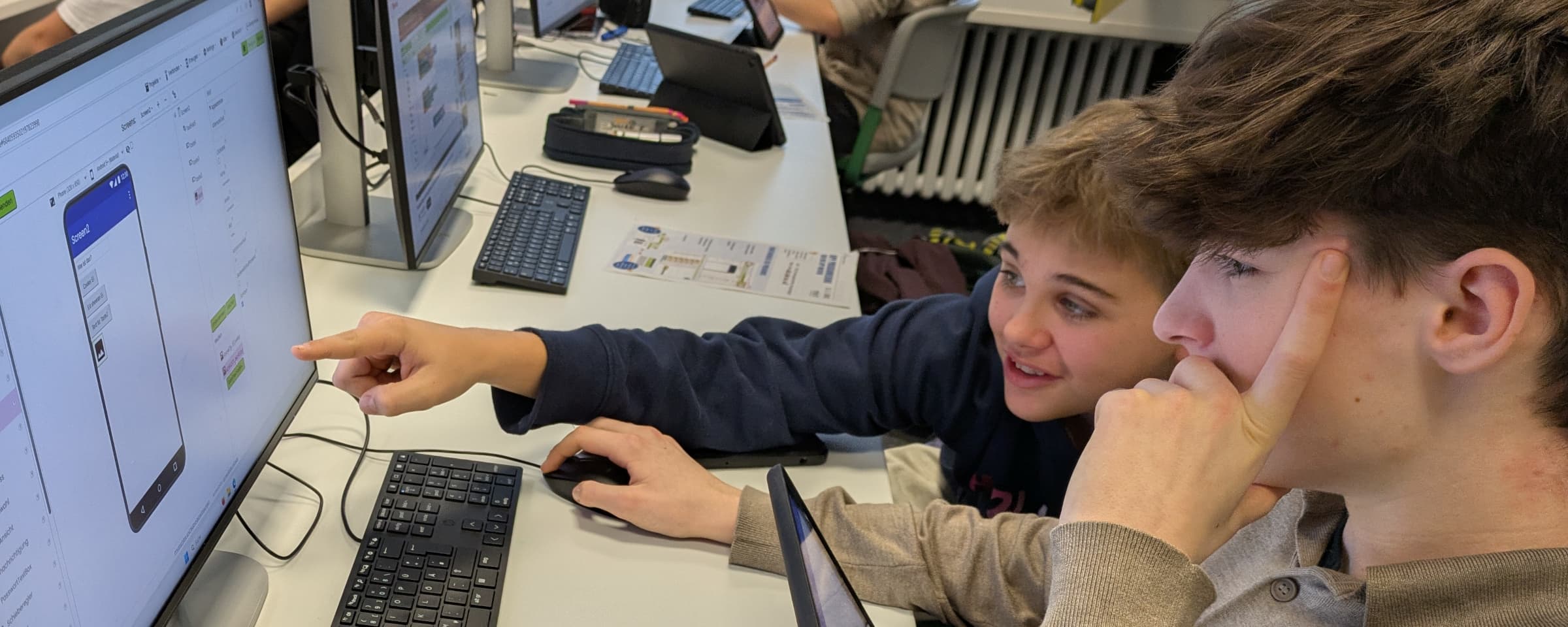 Schüler bei der App-Programmierung