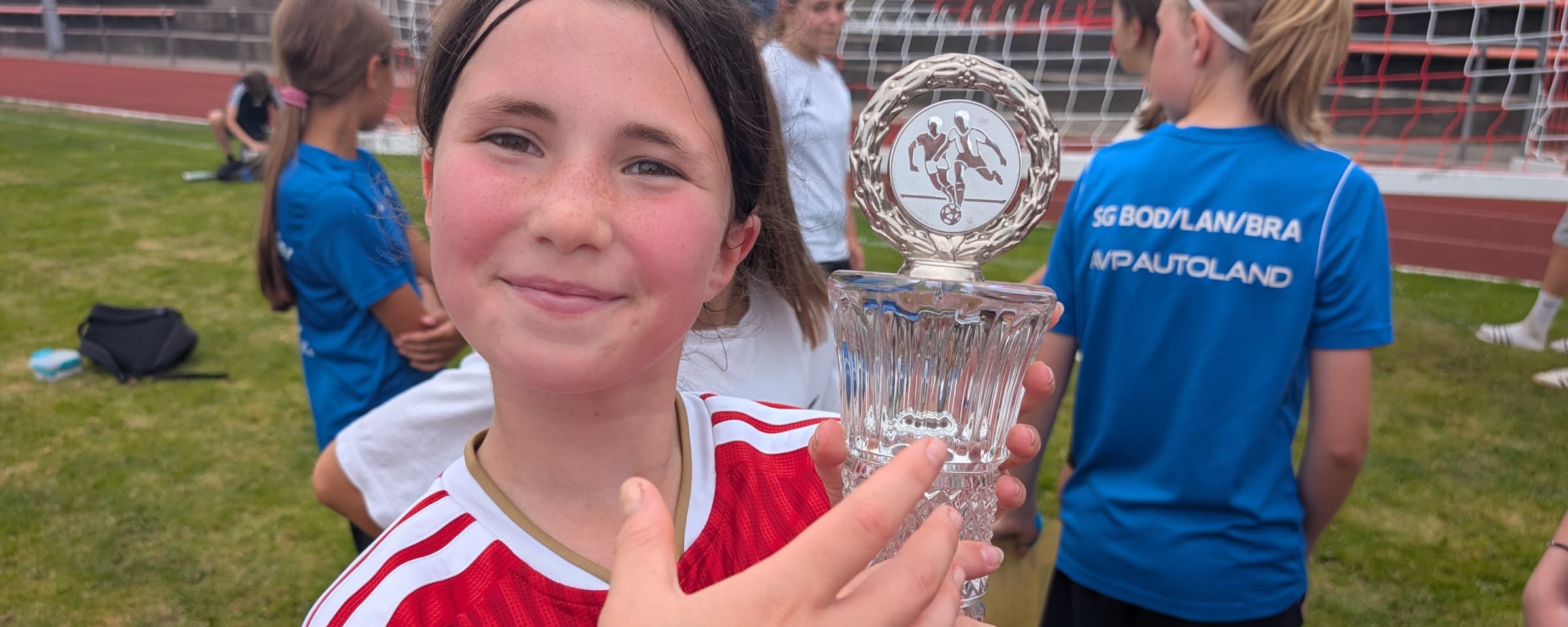 Emma mit dem Siegerpokal der Mädchen