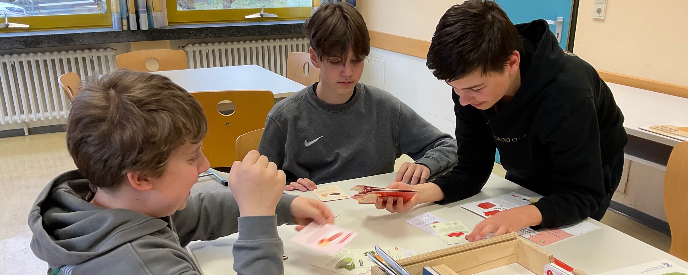 Schüler beim Bearbeiten der Aufgaben
