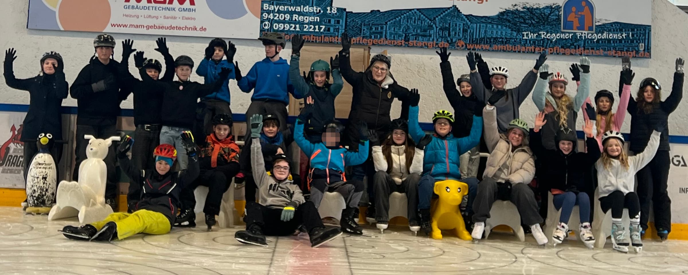 Die Schülergruppe auf dem Eis
