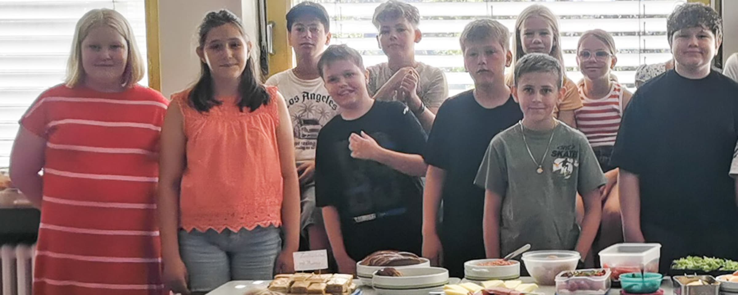 Schüler vor dem aufgebauten Buffet