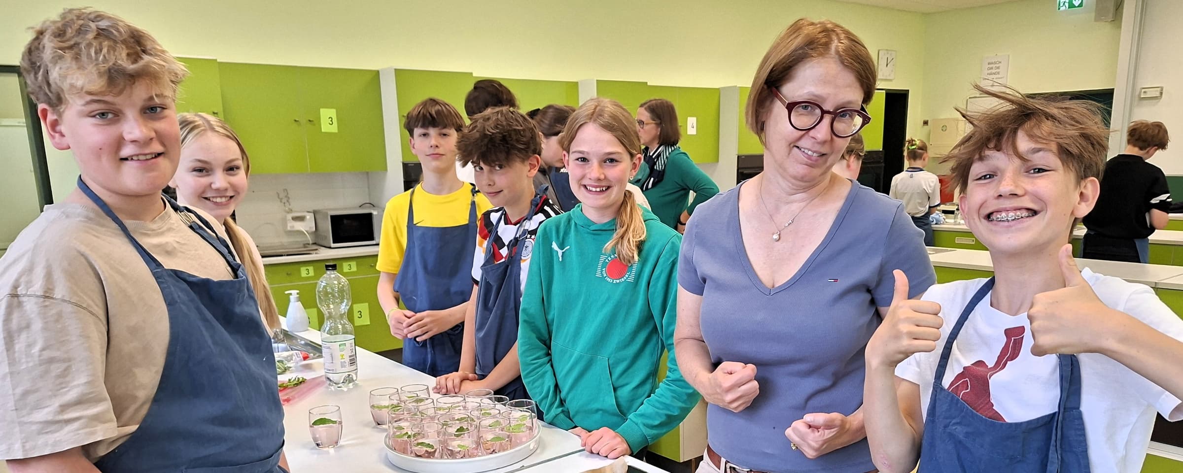 Die begeisterten Kochlehrlinge mit Lehrerin Anne Lößl