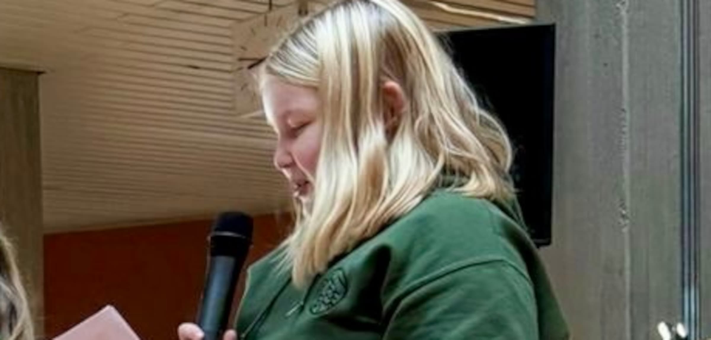 Schülerin beim Vorlesen