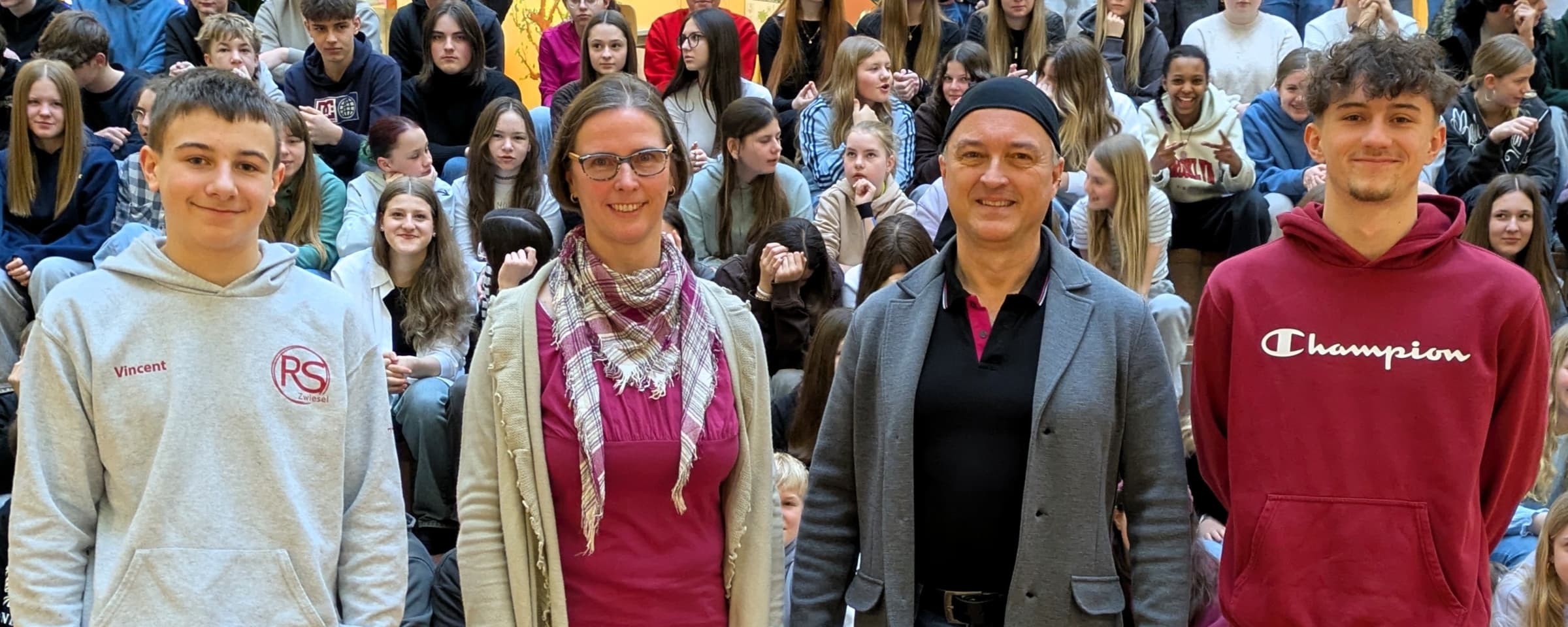 Die Schulleitung mit Mitgliedern der SMV