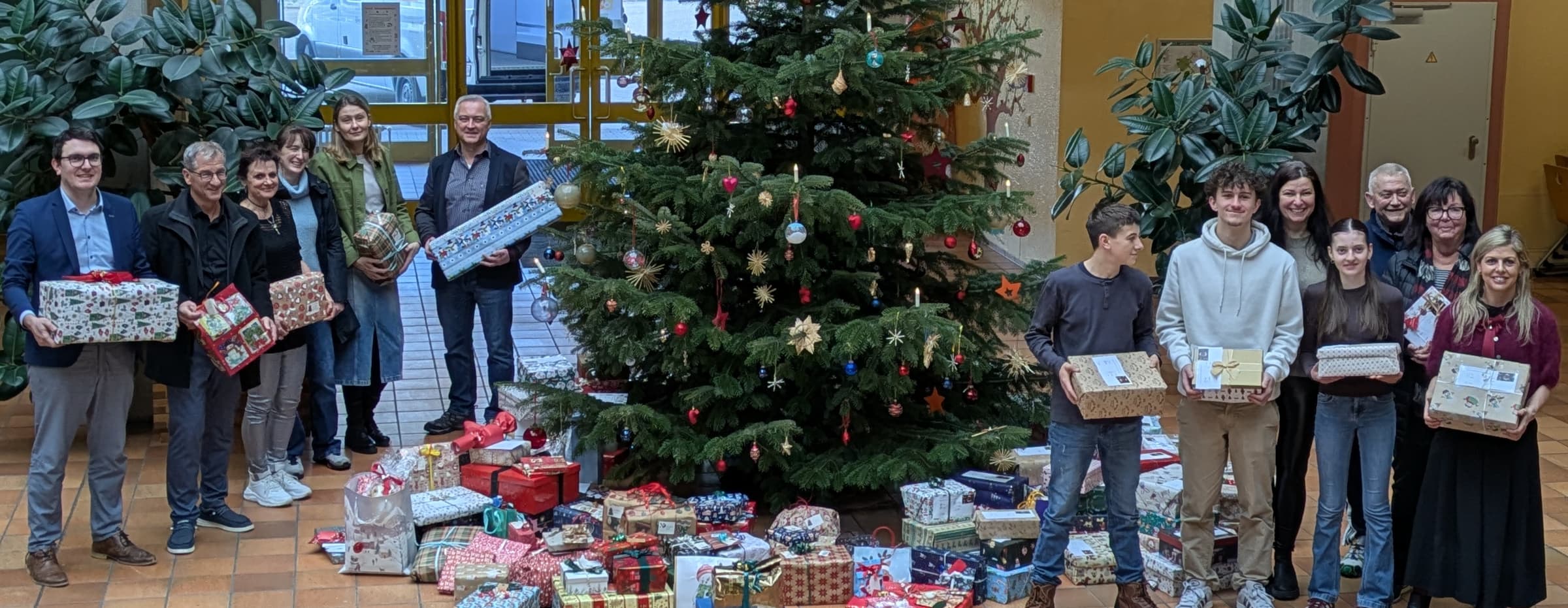 Schulleiter und SMV bei der Geschenkübergabe