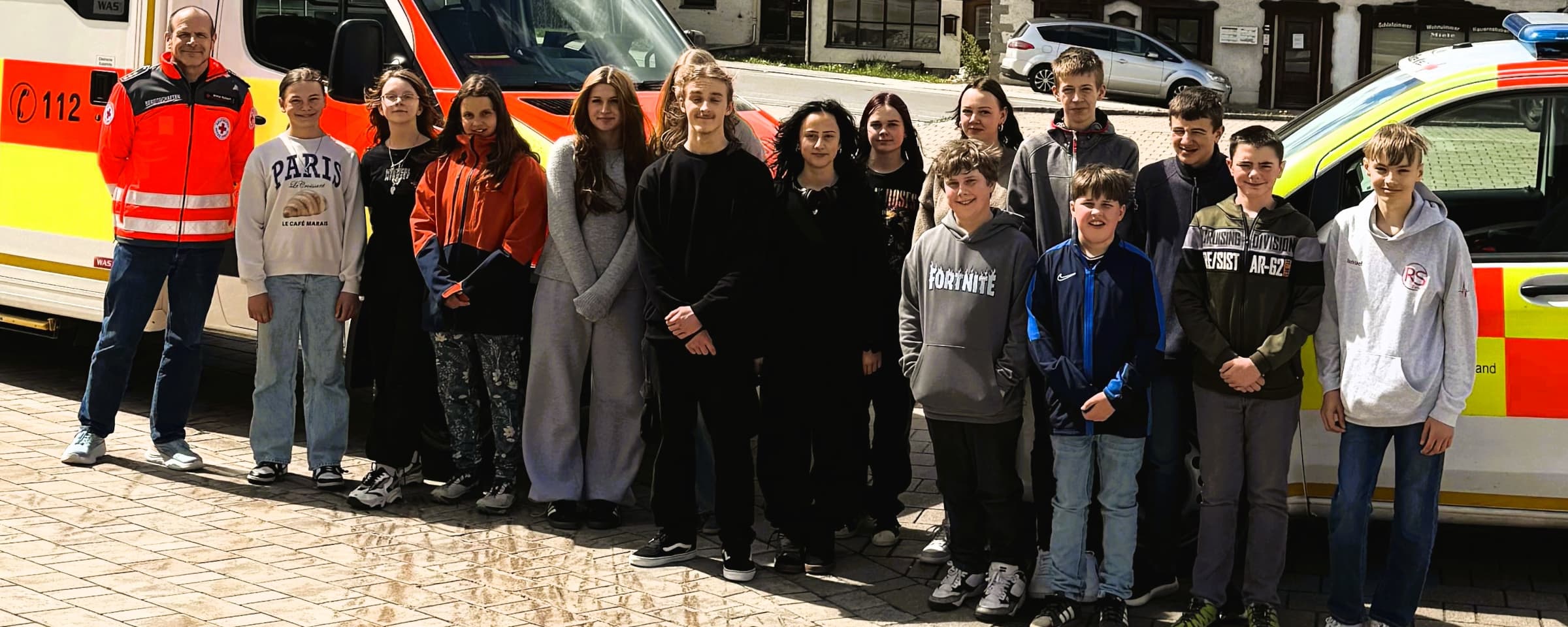 Die Schulsanitäter vor der Rettungswache