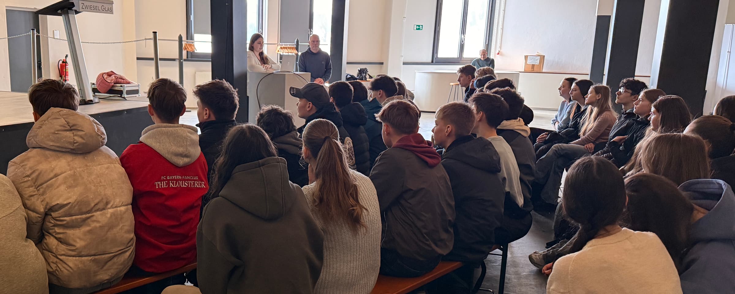 Die beiden 9. Klassen beim Vortrag