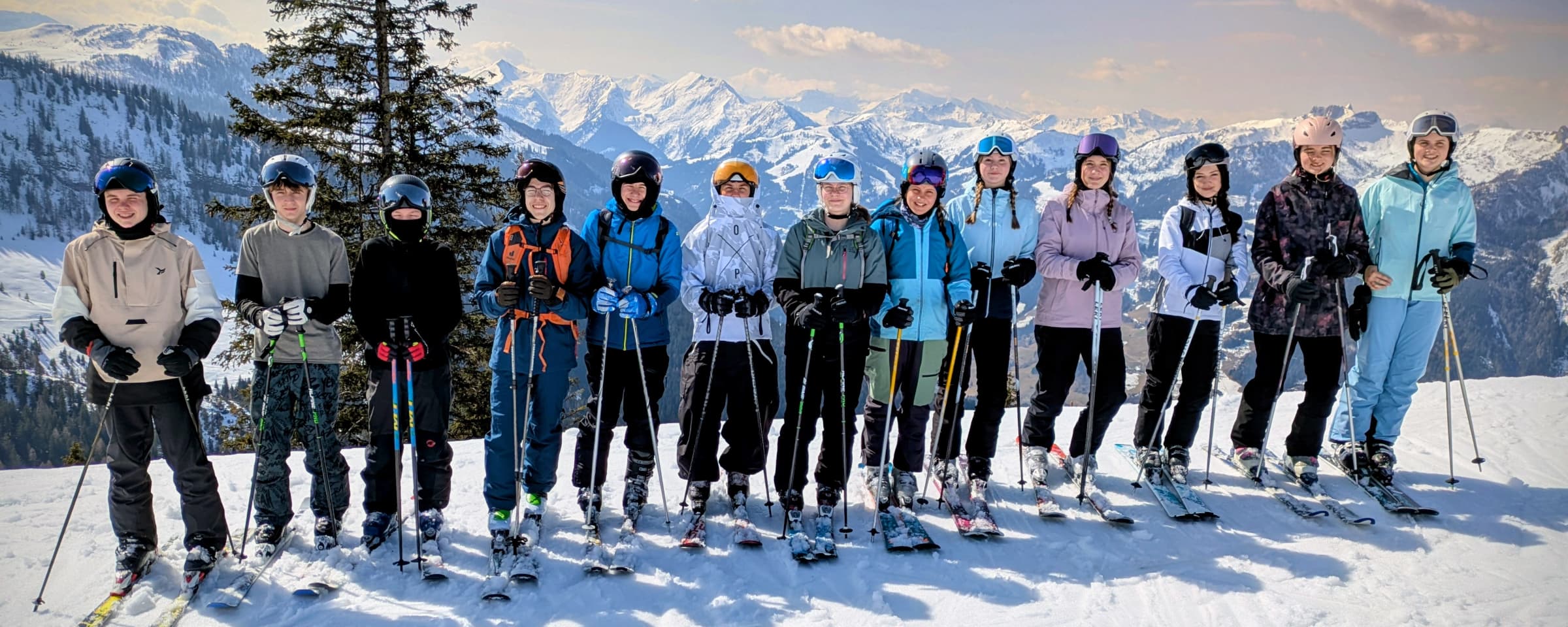 Traumhaftes Panorama hinter einer Skigruppe der Realschule