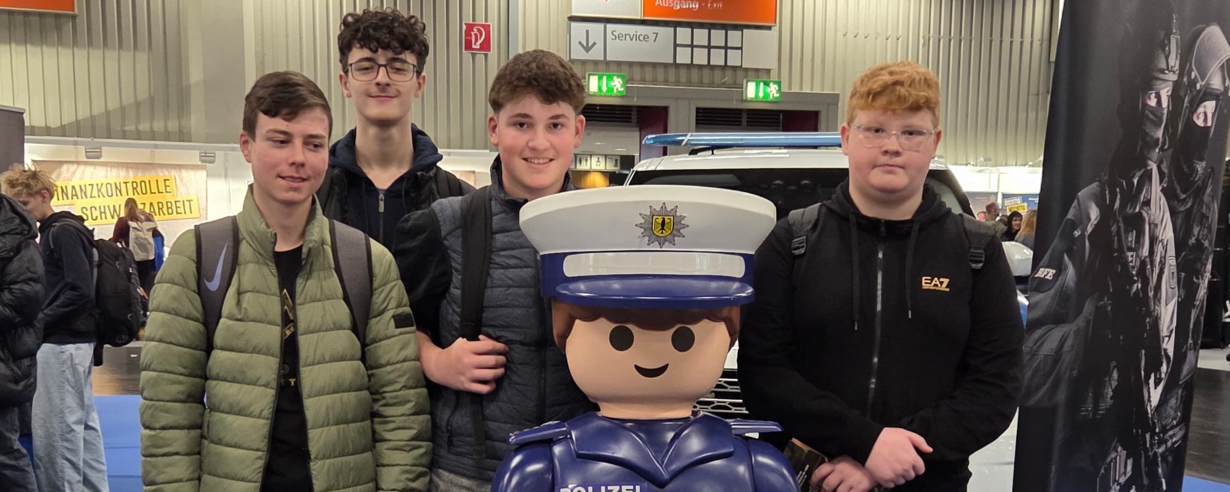 Eine Schülergruppe vor dem Stand der Polizei