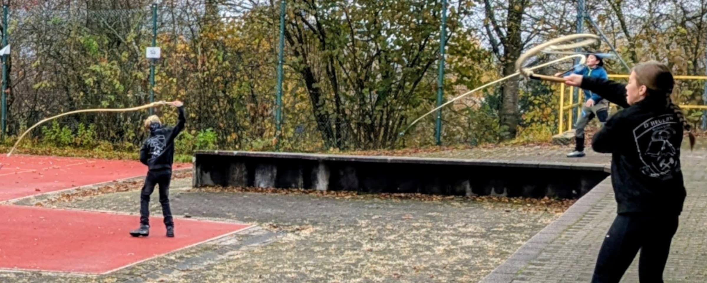 Gelebtes Brauchtum - Wolfauslasser und Goißlschnalzer an der Realschule