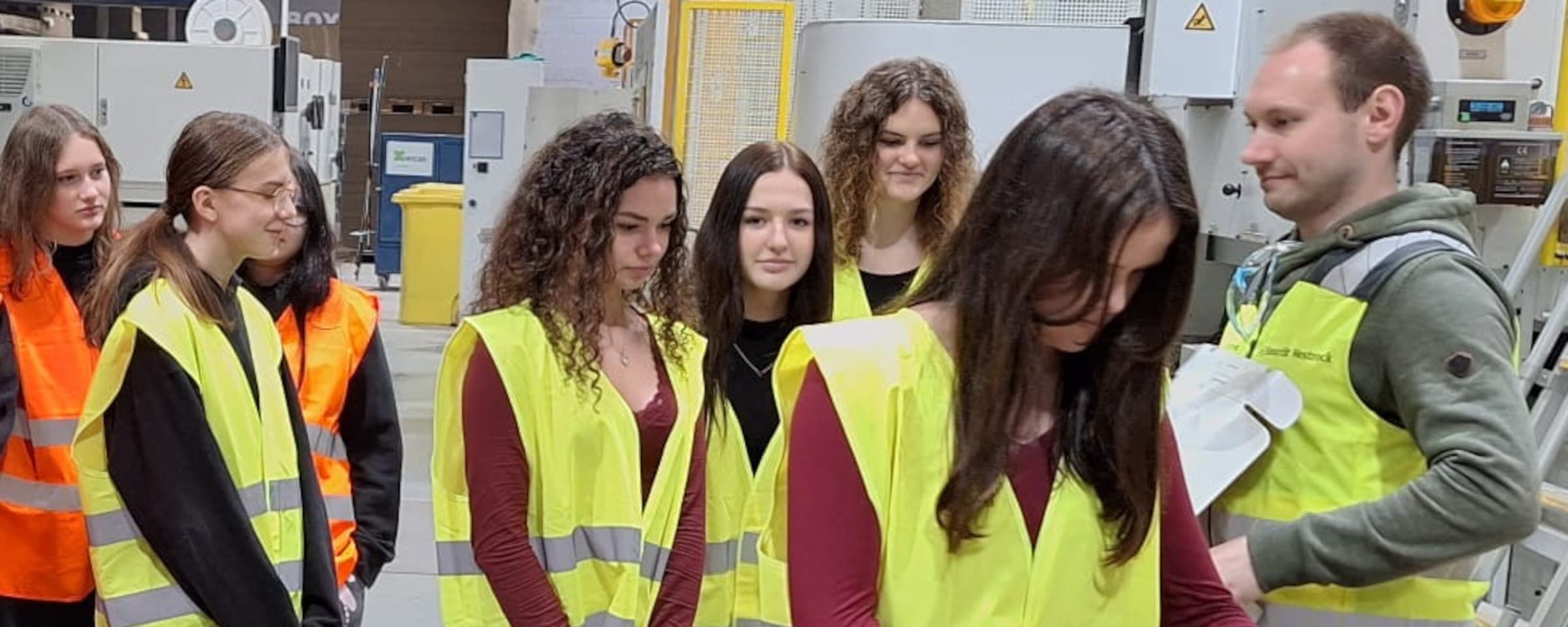 Schülerinnen während der Betriebserkundung