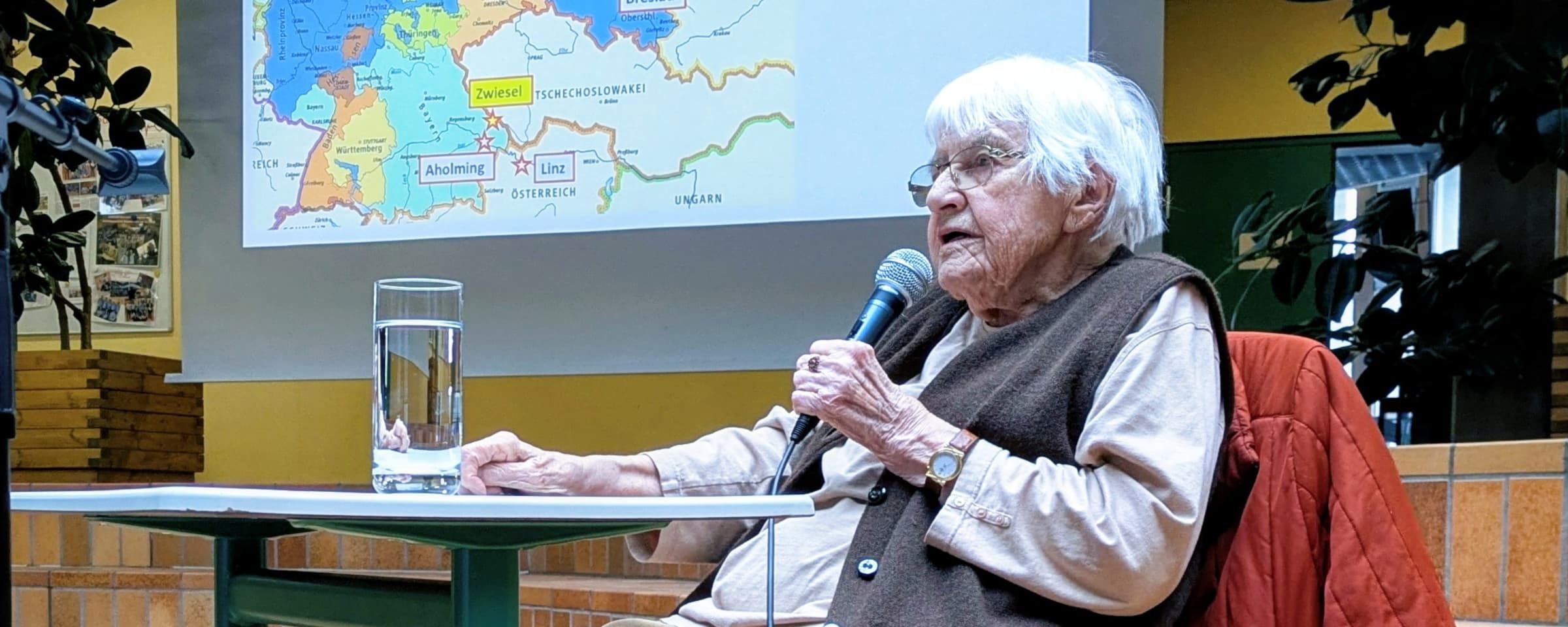 Zeitzeugin Rosemarie Neumann fasziniert Realschüler